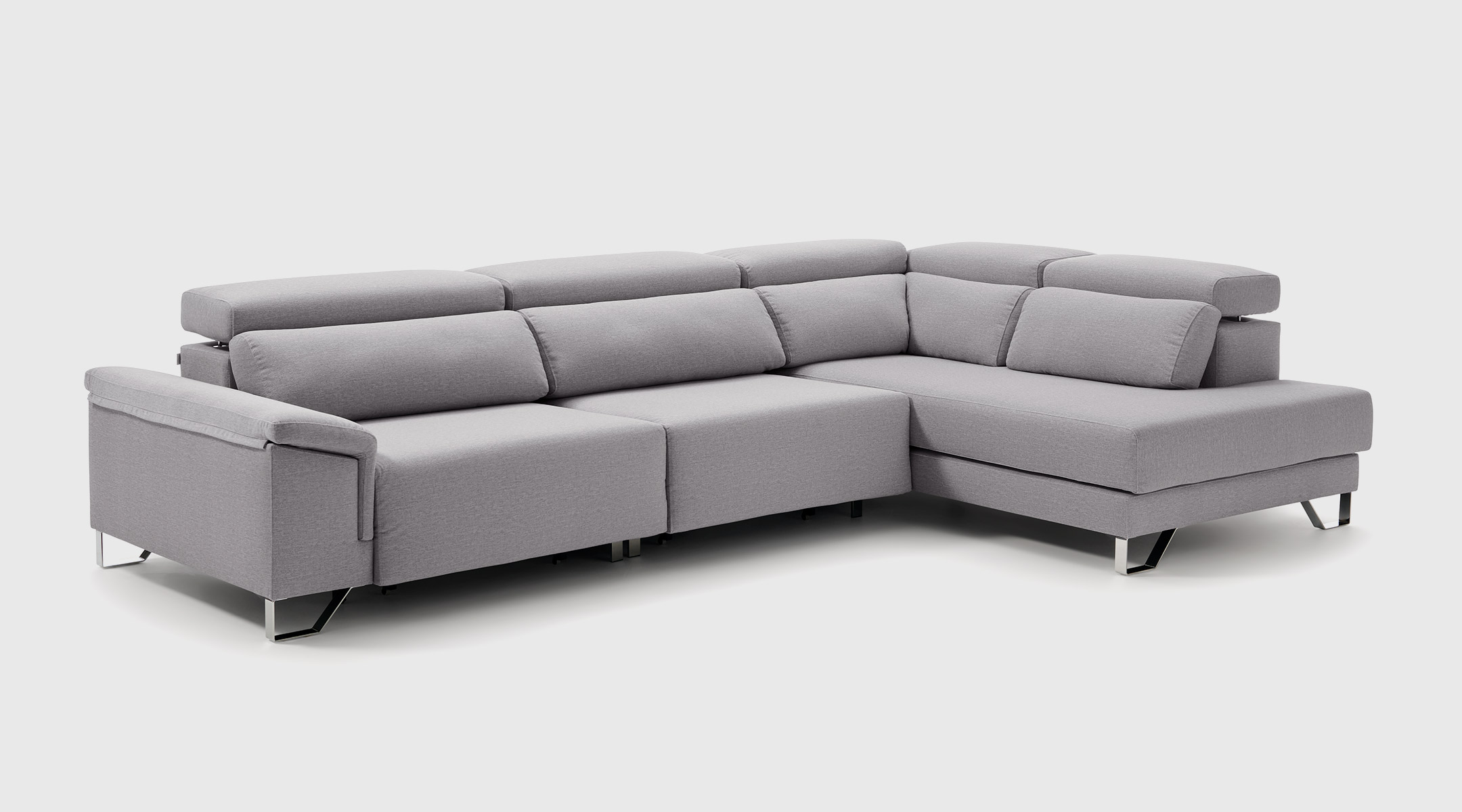 Sofá moderno modelo Place con chaise longue a la izquierda, cabezales reclinables y patas metálicas elevadas.
