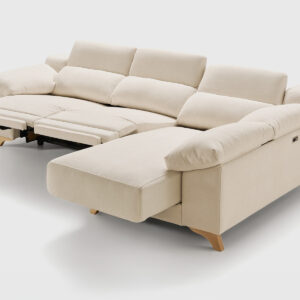 Sofá Chaise Longue Sienna Izquierda - Confort Envolvente Sofá chaise longue Sienna con asientos deslizantes al suelo, respaldos de doble altura y cabezales reclinables, posición izquierda.