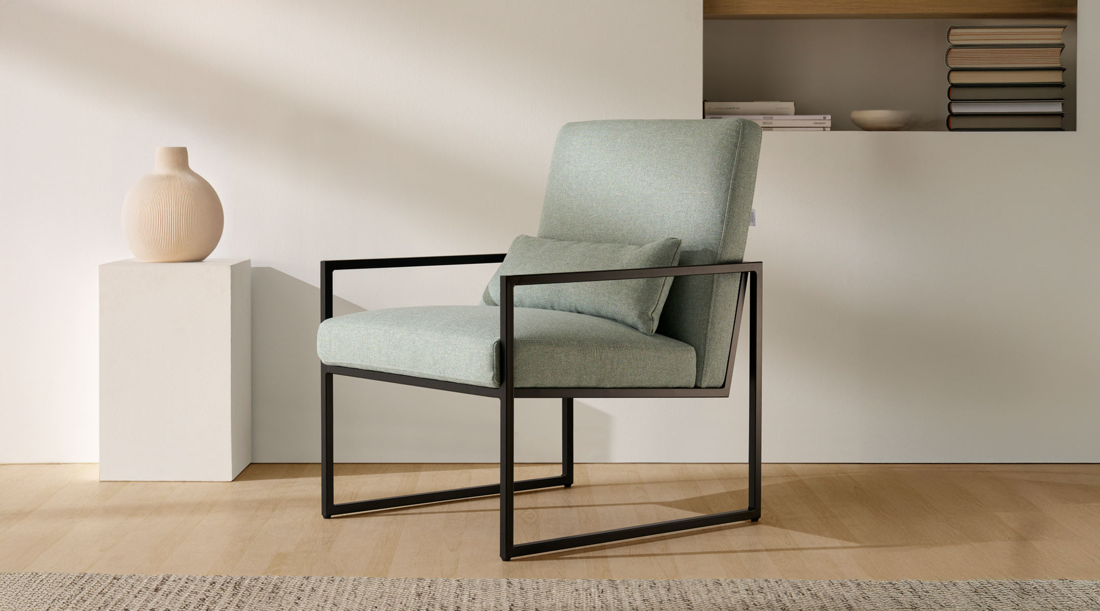 sillon-sabina-green-1 Butaca Sabina con estructura metálica negra y tapizado en tela Solid 80 green