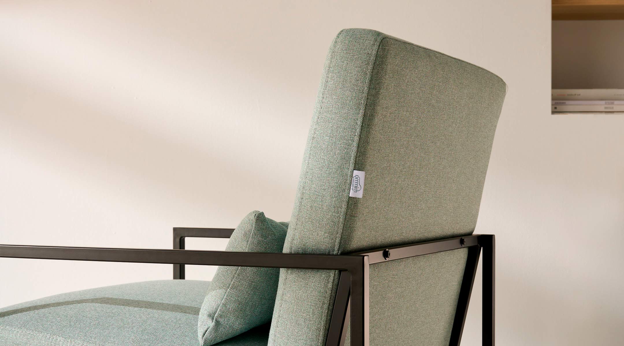 sillon-sabina-green-2 Butaca Sabina con estructura metálica negra y tapizado en tela Solid 80 green