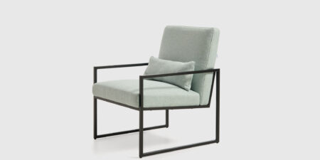 Butaca Sabina con estructura metálica negra y tapizado en tela Solid 80 green