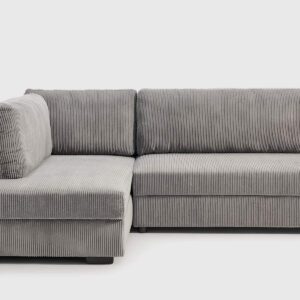 Sofá Cama Atemporal - Sistema Cigüeña y Almacenaje Sofá cama Atemporal abierto con sistema cigüeña, arcón en la chaise longue y estantería integrada en el brazo.
