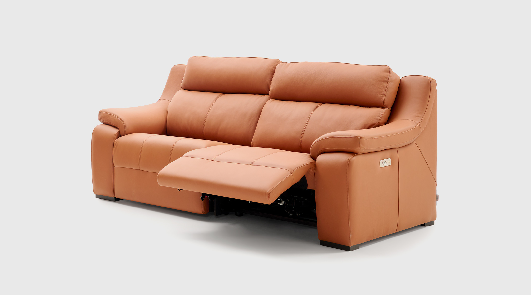 Sofá Timor 3 plazas coñac para salón moderno y confortable Sofá moderno Timor 3 plazas coñac con relax eléctrico y respaldo alto acolchado