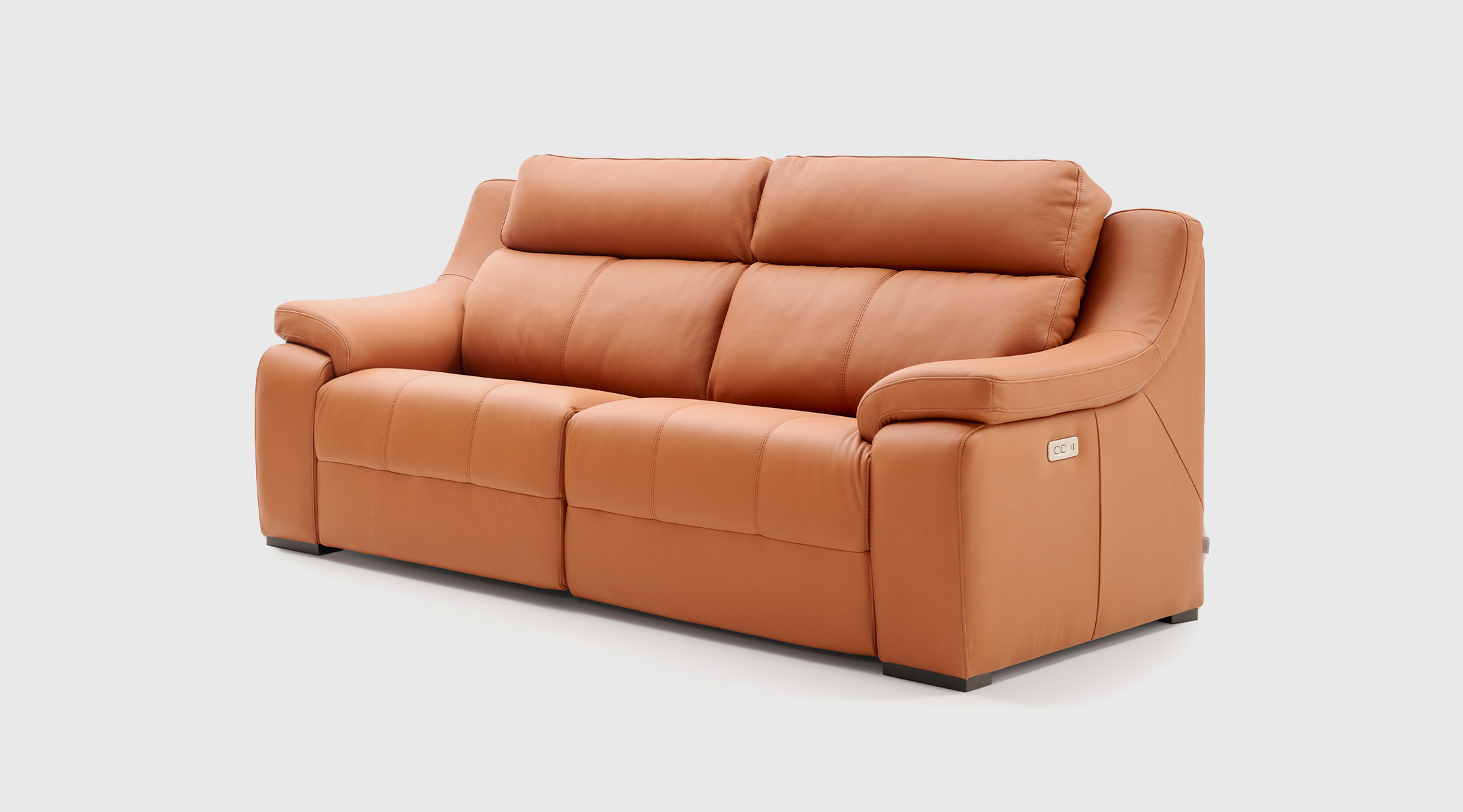 Sofá Timor piel Sequoia · relax eléctrico y respaldo de fibra siliconada Sofá Timor tapizado en piel Sequoia con asientos relax eléctricos y respaldo ergonómico