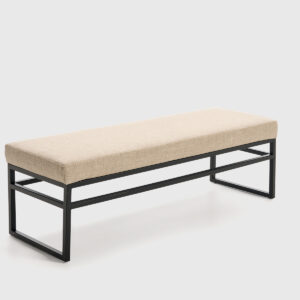 Banqueta tapizada Baton con diseño compacto y líneas elegantes, ideal para dormitorio o vestidor