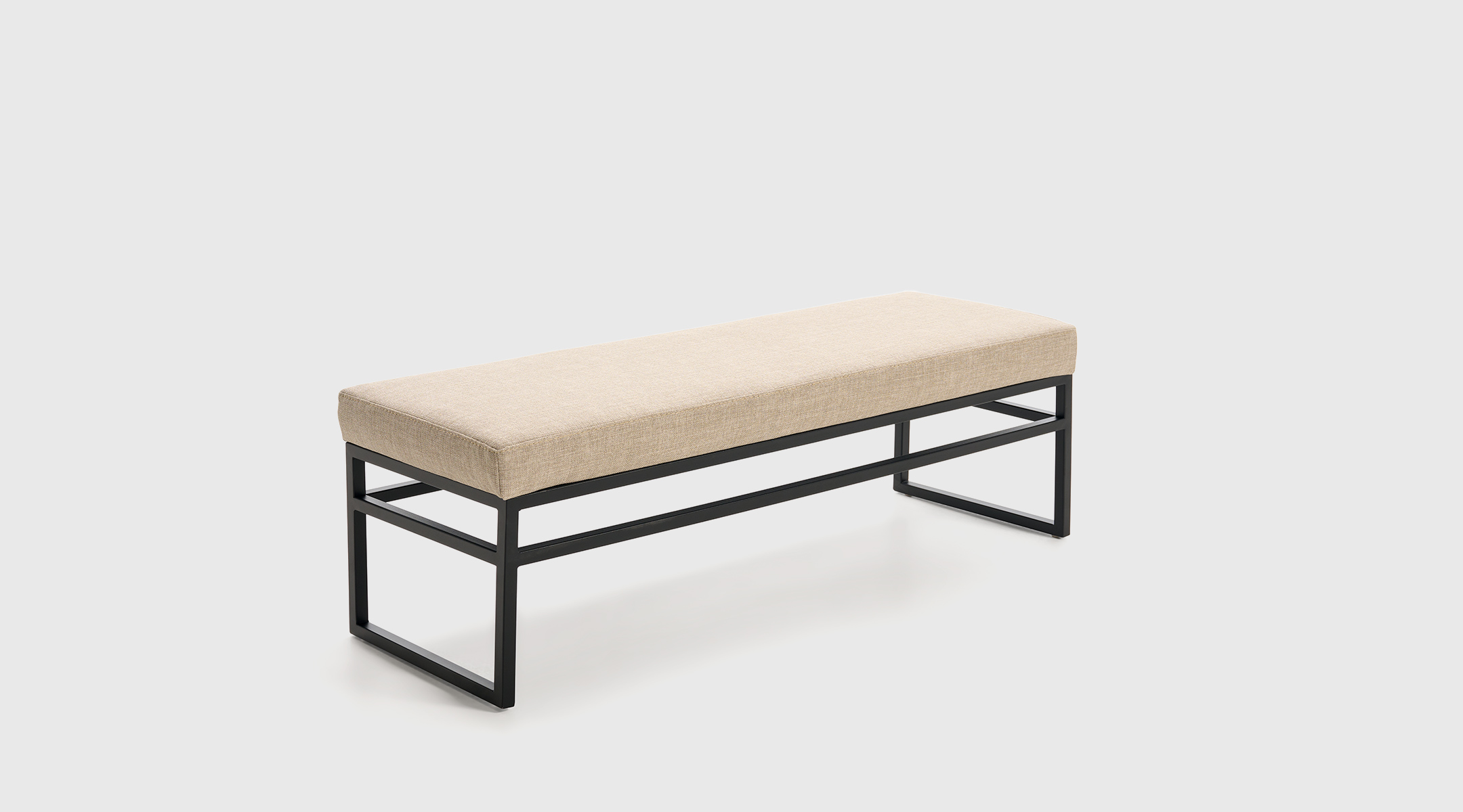 Banqueta tapizada Baton con diseño compacto y líneas elegantes, ideal para dormitorio o vestidor