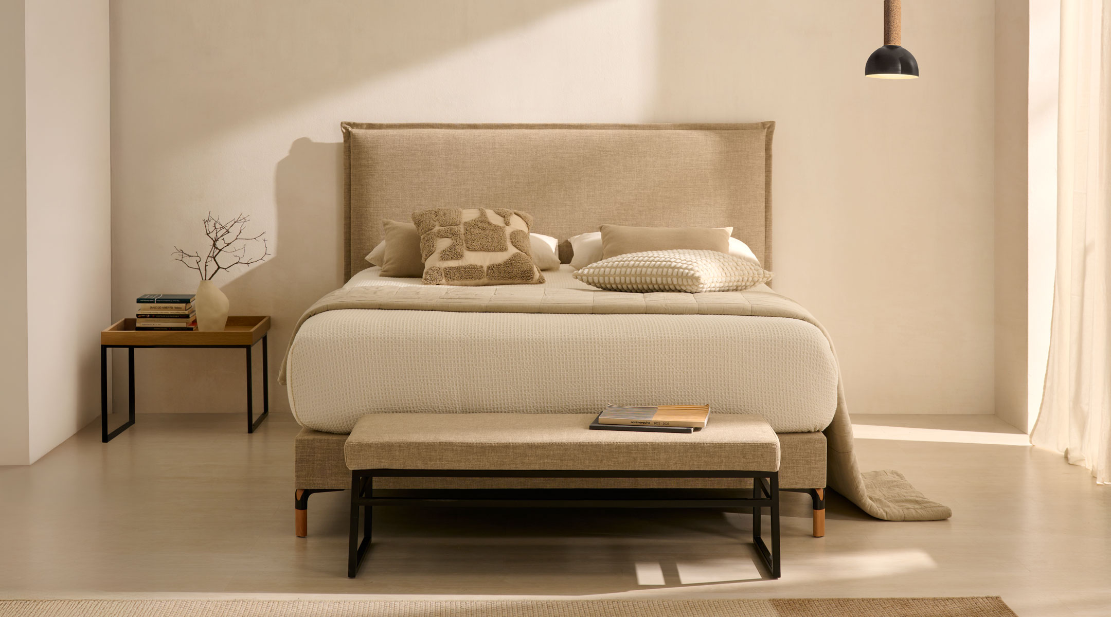 Base Ohio beige con estructura de madera maciza, lamas contrachapadas y superficie en tejido 3D transpirable