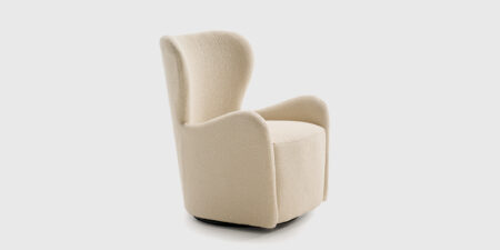 Butaca Emile giratoria tapizada en tela Quelle color crema con respaldo alto y asiento de muelles ensacados