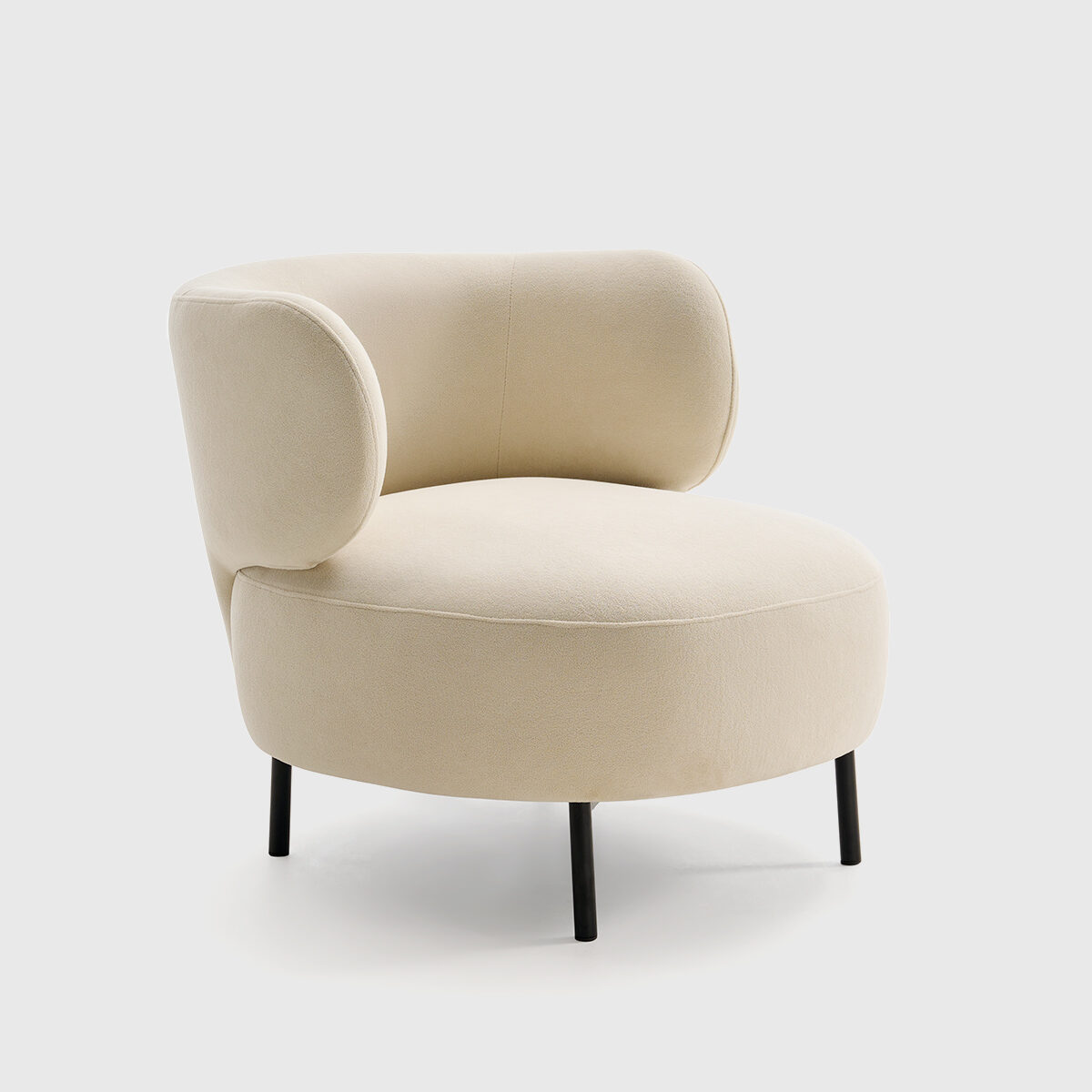 Butaca Tessa tapizada en tela color crema 02 con respaldo curvado y asiento de muelles ensacados