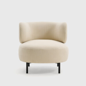 butaca-tessa-cream-2 Butaca Tessa tapizada en tela color crema 02 con respaldo curvado y asiento de muelles ensacados