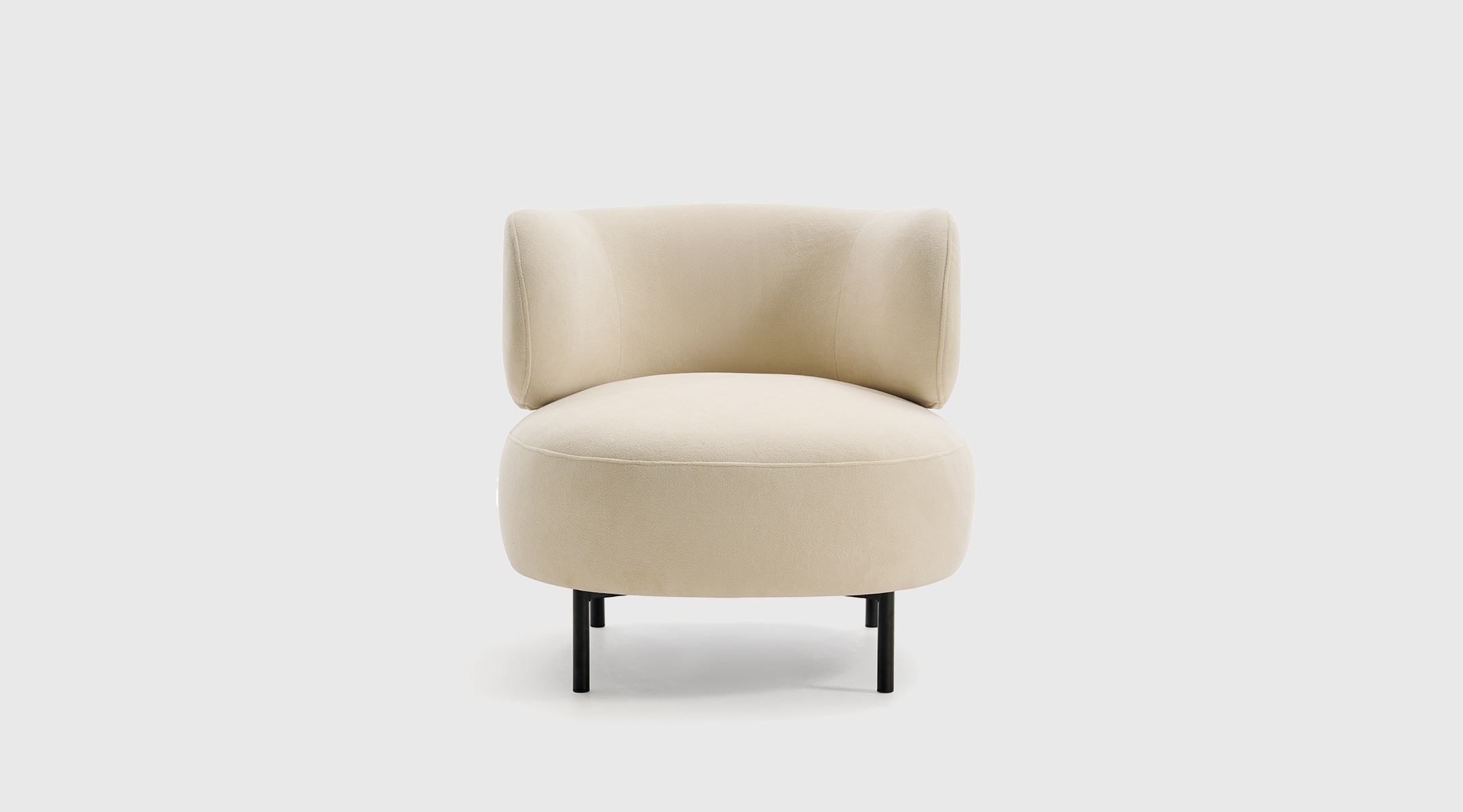 butaca-tessa-cream-2 Butaca Tessa tapizada en tela color crema 02 con respaldo curvado y asiento de muelles ensacados