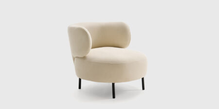 Butaca Tessa tapizada en tela color crema 02 con respaldo curvado y asiento de muelles ensacados