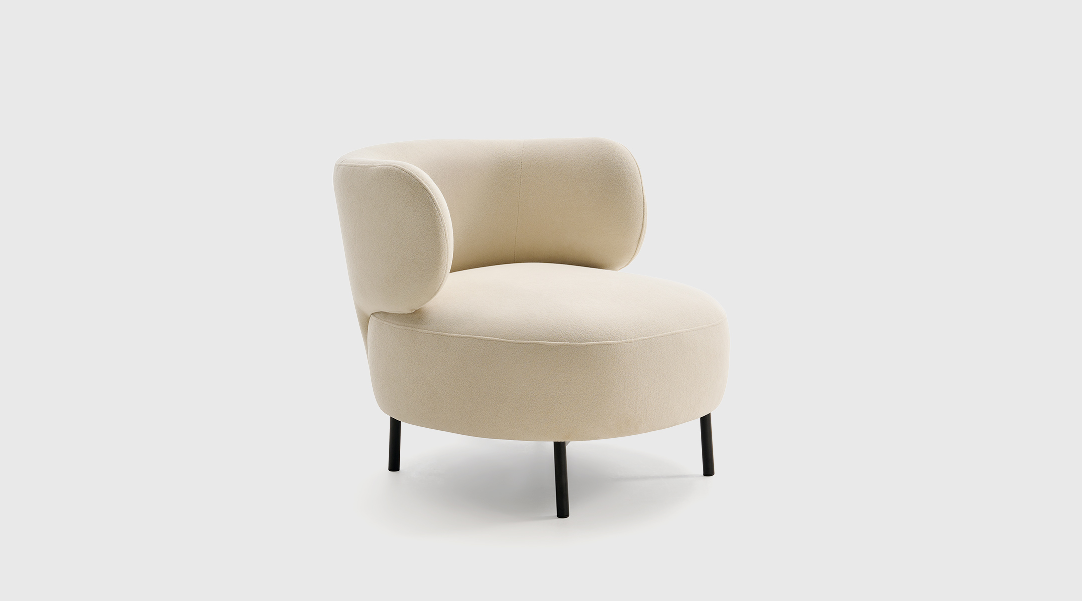 butaca-tessa-cream Butaca Tessa tapizada en tela color crema 02 con respaldo curvado y asiento de muelles ensacados