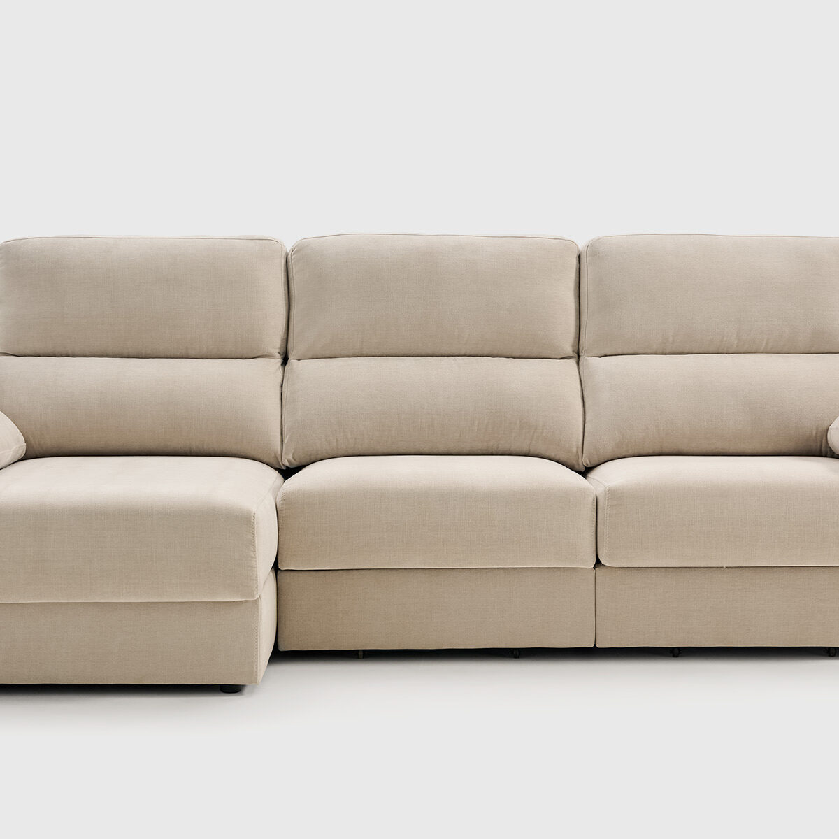 Sofá Mel con chaise longue derecha de 275 x 130 cm tapizado en tejido Milo color 02 Linen, con asientos deslizantes, arcón y cabezales reclinables