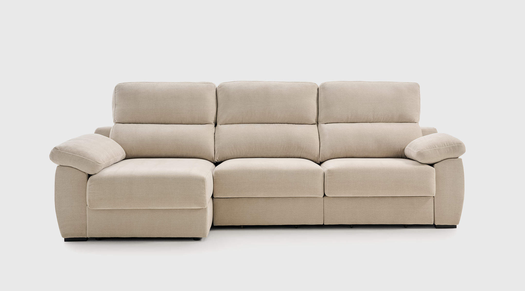 Sofá Mel chaise longue derecha 275×130 cm en tejido Milo 02 Linen Sofá Mel con chaise longue derecha de 275 x 130 cm tapizado en tejido Milo color 02 Linen, con asientos deslizantes, arcón y cabezales reclinables