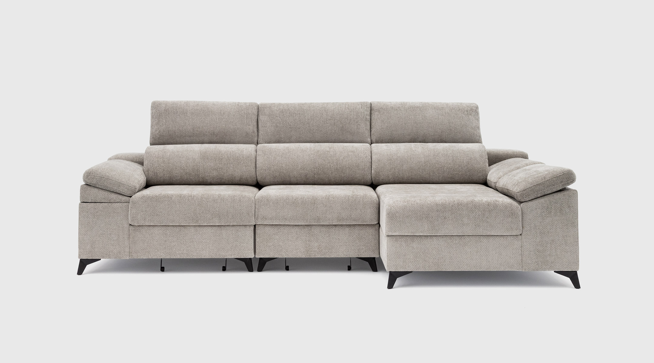 Sofá Merlot con chaise longue izquierda de 285 x 150 cm tapizado en tejido Zafiro color 10, con asientos y respaldos deslizantes, arcón y cabezales reclinables