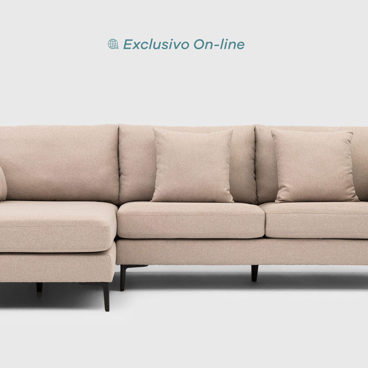 Sofá Venus con chaise longue derecha tapizado en tejido Rino color 06 cream, diseño compacto con patas metálicas