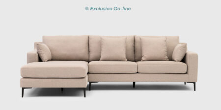 Sofá Venus con chaise longue derecha tapizado en tejido Rino color 06 cream, diseño compacto con patas metálicas