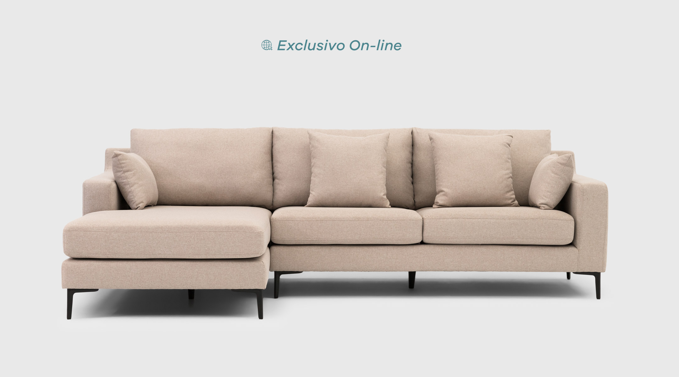 Sofá Venus chaise longue derecha en tejido Rino 06 cream Sofá Venus con chaise longue derecha tapizado en tejido Rino color 06 cream, diseño compacto con patas metálicas