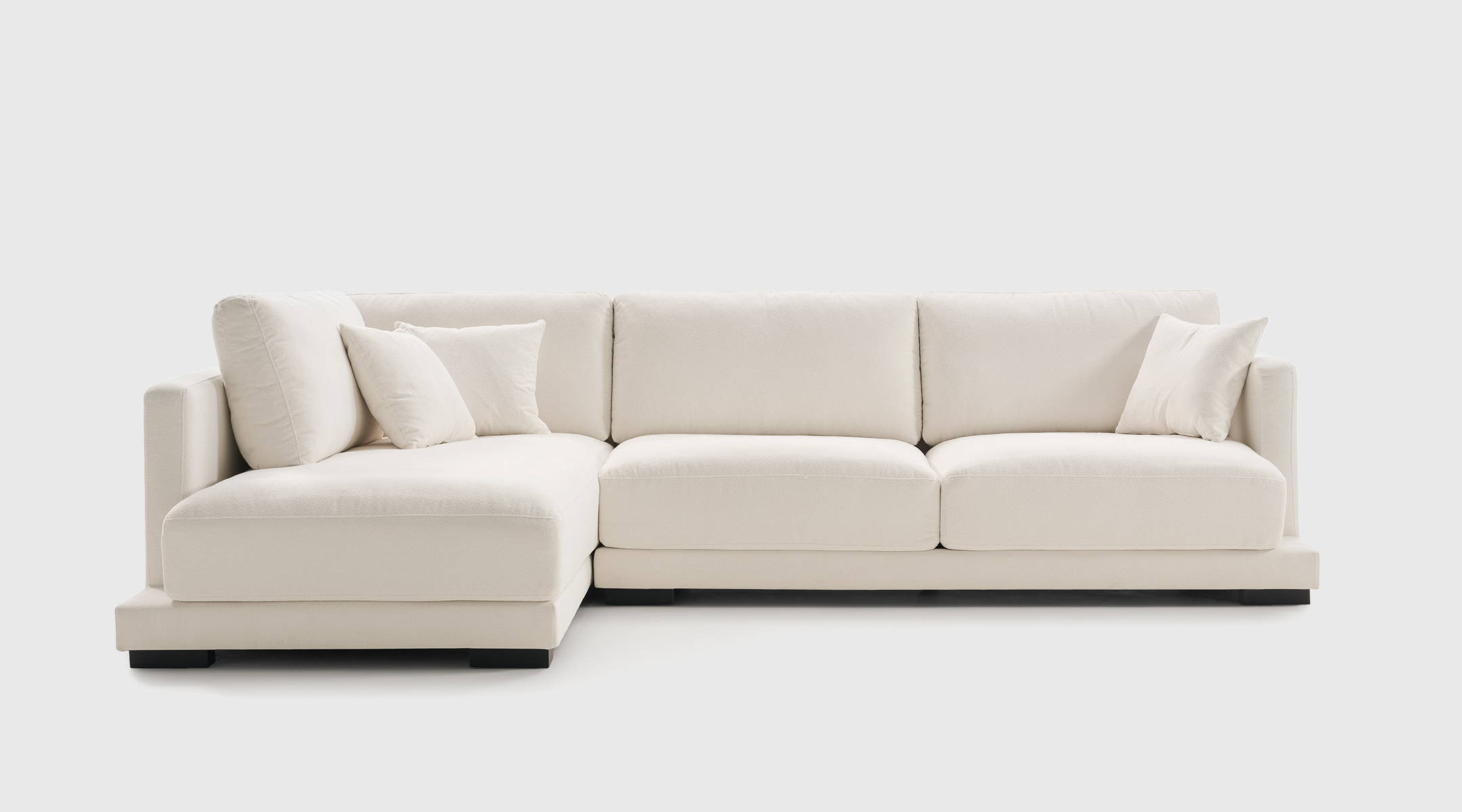 Sofá Giorno rinconera derecha blanco · tapizado Hari 01 con muelles ensacados Sofá rinconera Giorno derecha tapizado en tela Hari color blanco, con diseño envolvente y cojines decorativos