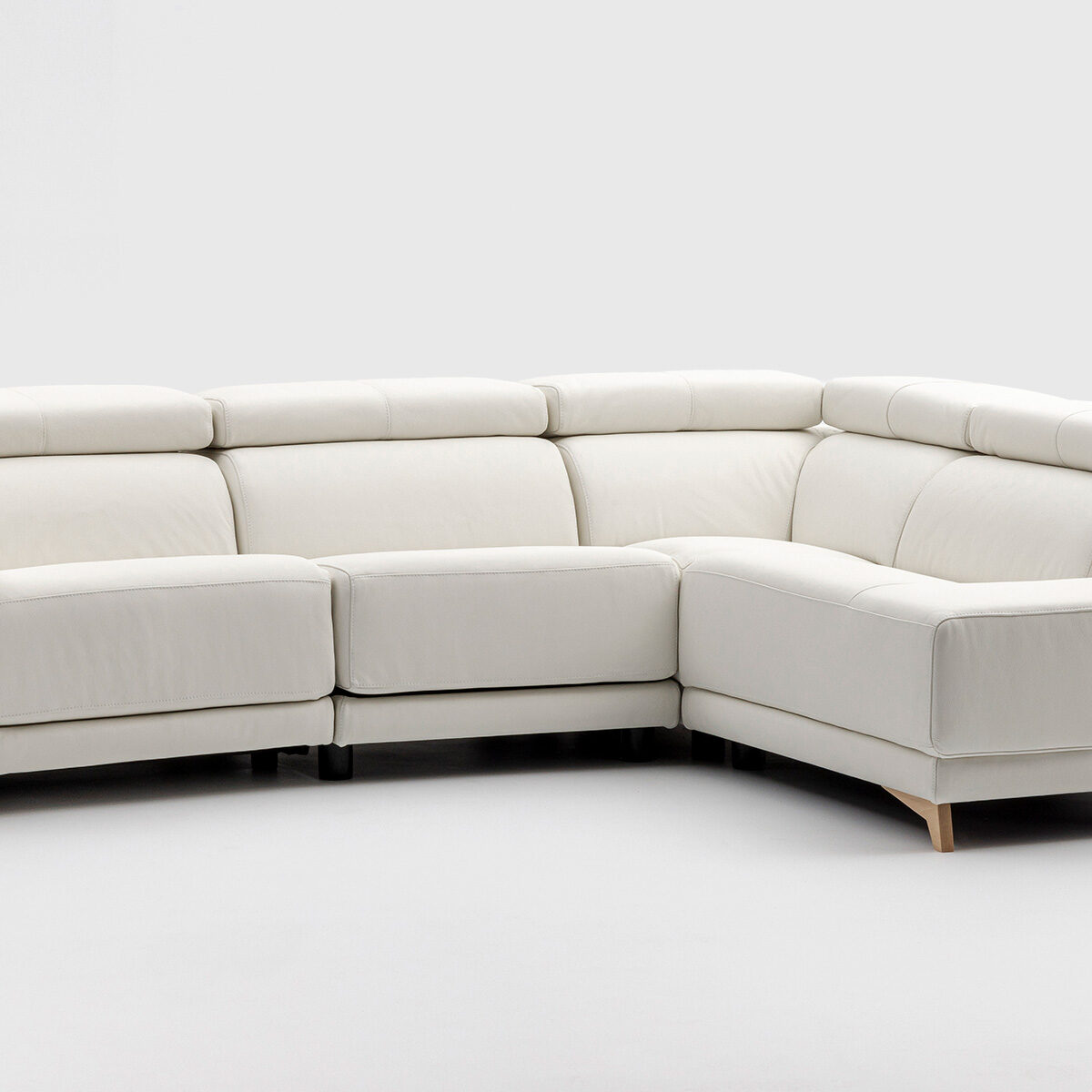 Sofá Heal rinconera con terminal izquierdo de 293 x 220 cm tapizado en piel Sahara Blanco Óptico, con un asiento relax eléctrico y otro deslizante manual