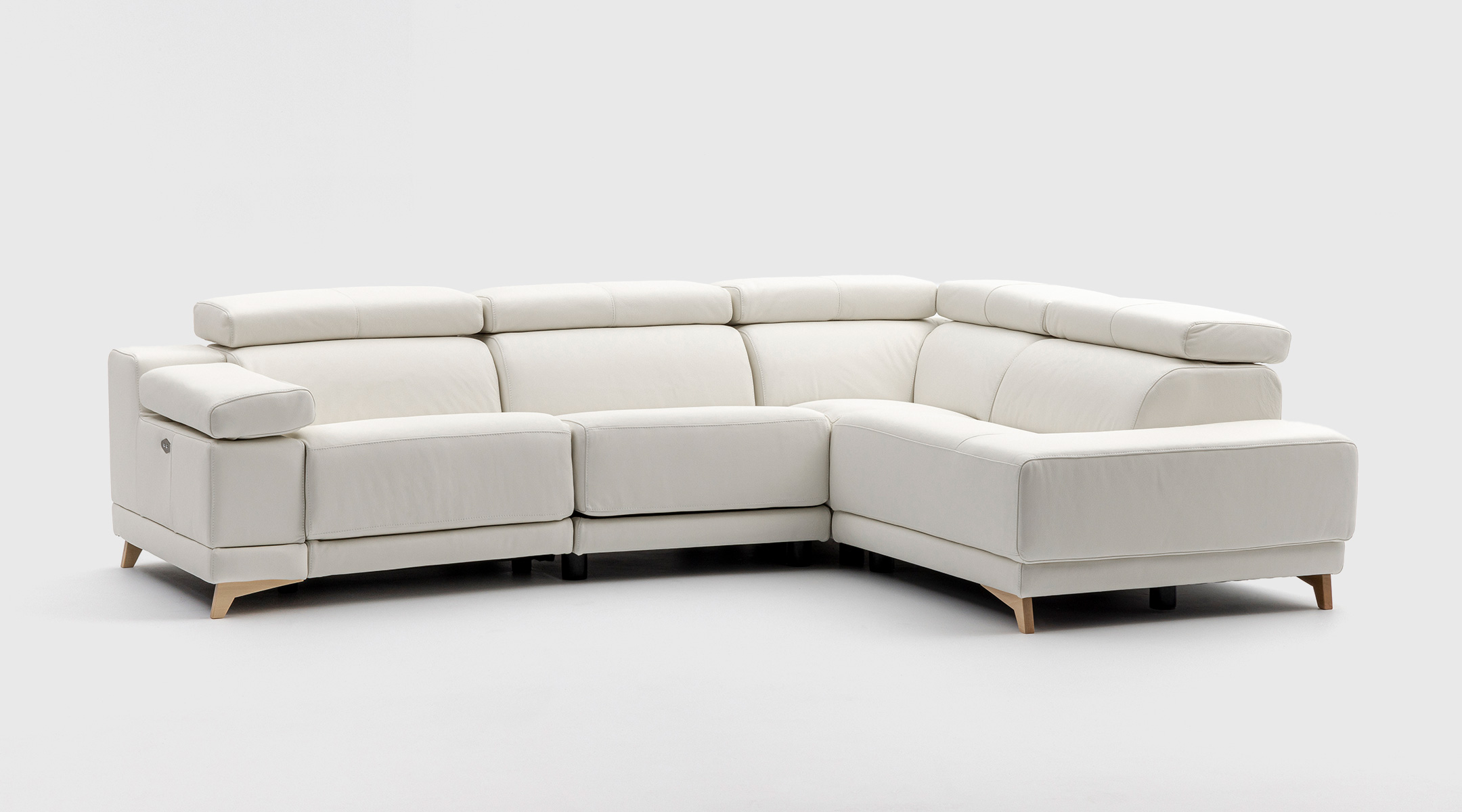Sofá Heal rinconera terminal izquierdo 293×220 cm en piel Sahara Blanco Óptico Sofá Heal rinconera con terminal izquierdo de 293 x 220 cm tapizado en piel Sahara Blanco Óptico, con un asiento relax eléctrico y otro deslizante manual
