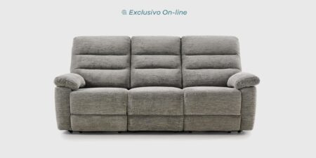 Sofá Saja tapizado en tela Lucie light grey con dos asientos relax eléctricos y respaldo alto