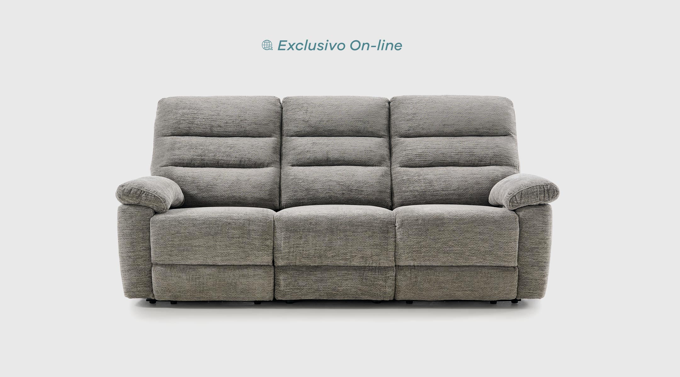 Sofá Saja tapizado en tela Lucie light grey con dos asientos relax eléctricos y respaldo alto