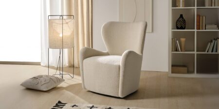 Butaca Emile giratoria tapizada en tela Quelle color crema con respaldo alto y asiento de muelles ensacados