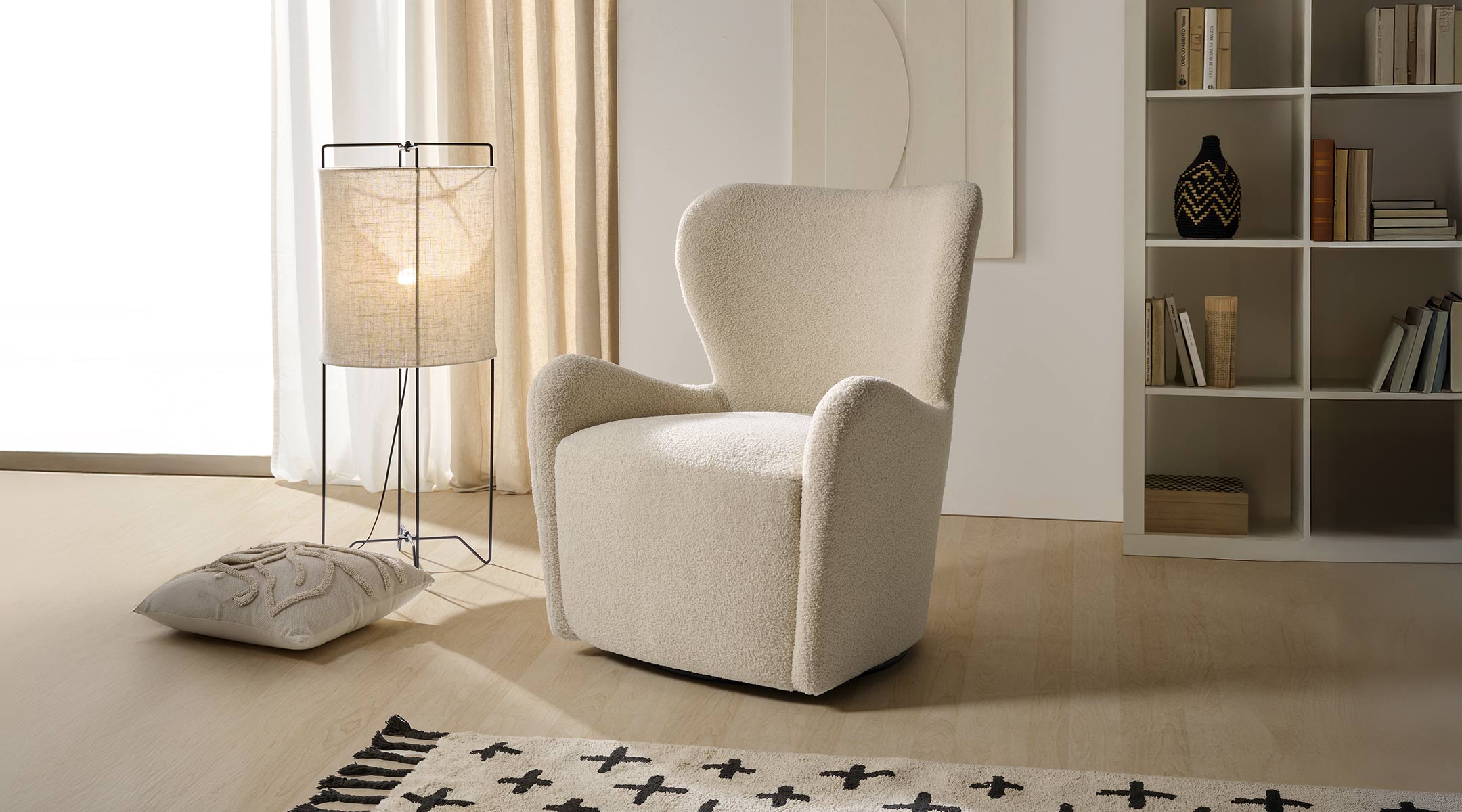 butaca-emile-crema-1 Butaca Emile giratoria tapizada en tela Quelle color crema con respaldo alto y asiento de muelles ensacados
