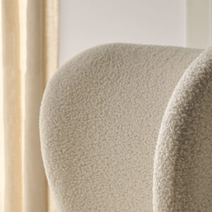 butaca-emile-crema-4 Butaca Emile giratoria tapizada en tela Quelle color crema con respaldo alto y asiento de muelles ensacados