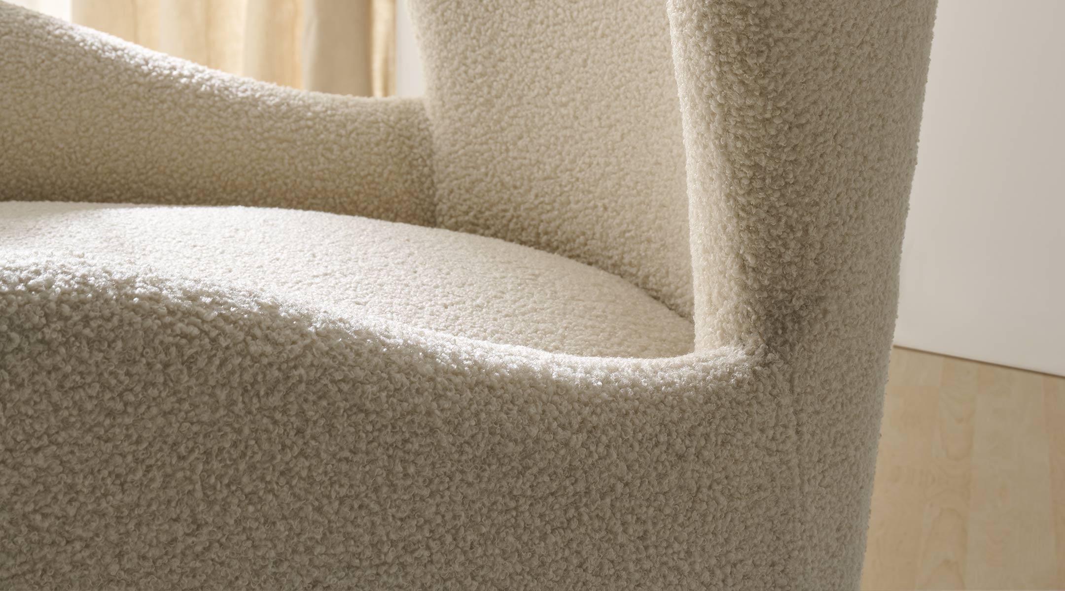 butaca-emile-crema-5 Butaca Emile giratoria tapizada en tela Quelle color crema con respaldo alto y asiento de muelles ensacados