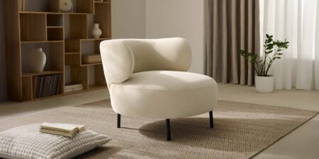 Butaca Tessa tapizada en tela color crema 02 con respaldo curvado y asiento de muelles ensacados