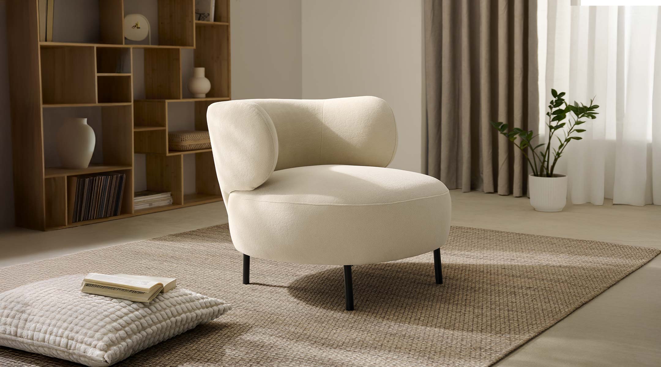 butaca-tessa-cream-1 Butaca Tessa tapizada en tela color crema 02 con respaldo curvado y asiento de muelles ensacados