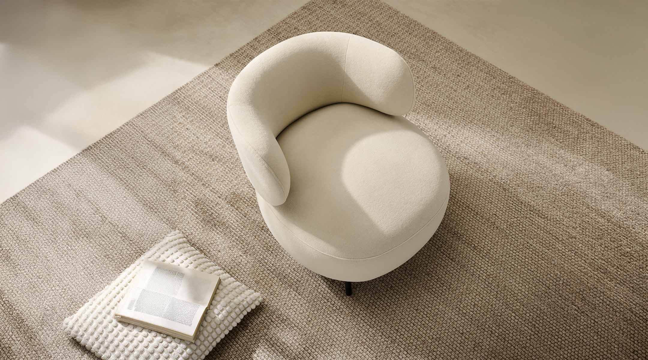 butaca-tessa-cream-4 Butaca Tessa tapizada en tela color crema 02 con respaldo curvado y asiento de muelles ensacados