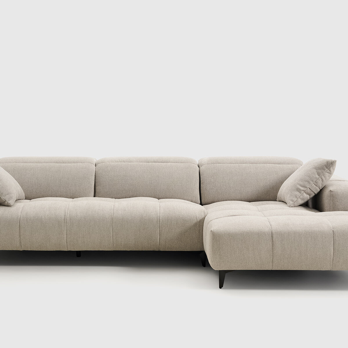 Sofá Sira con chaise longue de 289 x 160 cm tapizado en tela Garden Grey, con cabezales abatibles y diseño contemporáneo