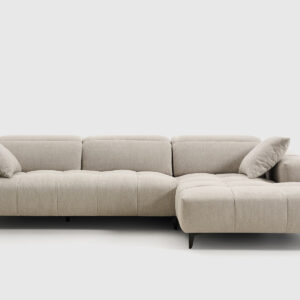 Sofá Sira con chaise longue 289×160 cm en tejido Garden Grey Sofá Sira con chaise longue de 289 x 160 cm tapizado en tela Garden Grey, con cabezales abatibles y diseño contemporáneo