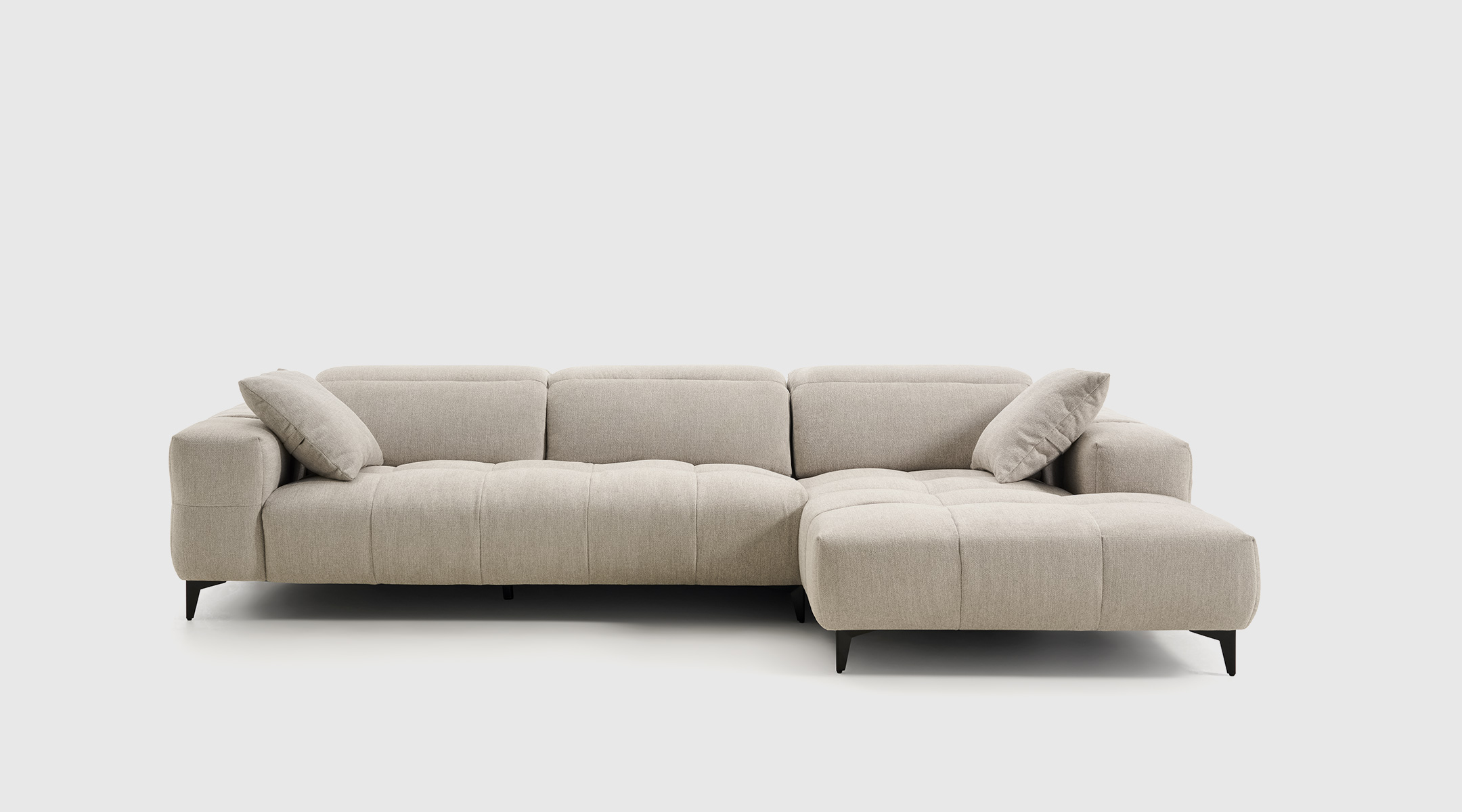 Sofá Sira con chaise longue 289×160 cm en tejido Garden Grey Sofá Sira con chaise longue de 289 x 160 cm tapizado en tela Garden Grey, con cabezales abatibles y diseño contemporáneo
