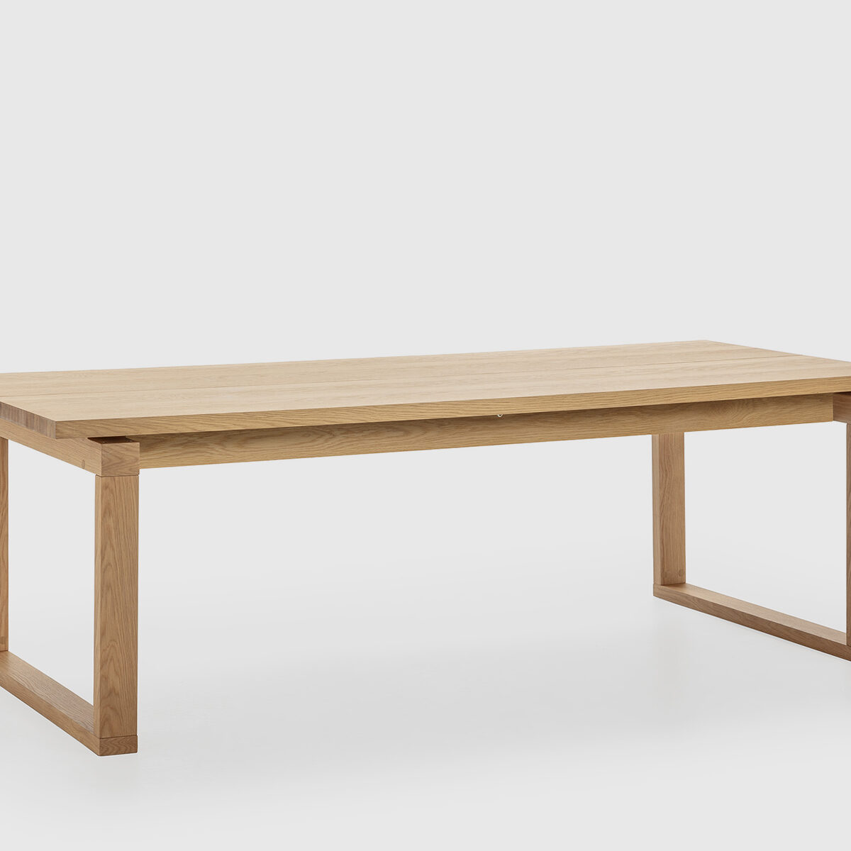 Mesa de comedor Savia de Mimma Gallery en acabado roble natural con patas en forma de U, diseño sobrio y atemporal de líneas rectas y gran estabilidad.