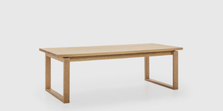 Mesa de comedor Savia de Mimma Gallery en acabado roble natural con patas en forma de U, diseño sobrio y atemporal de líneas rectas y gran estabilidad.