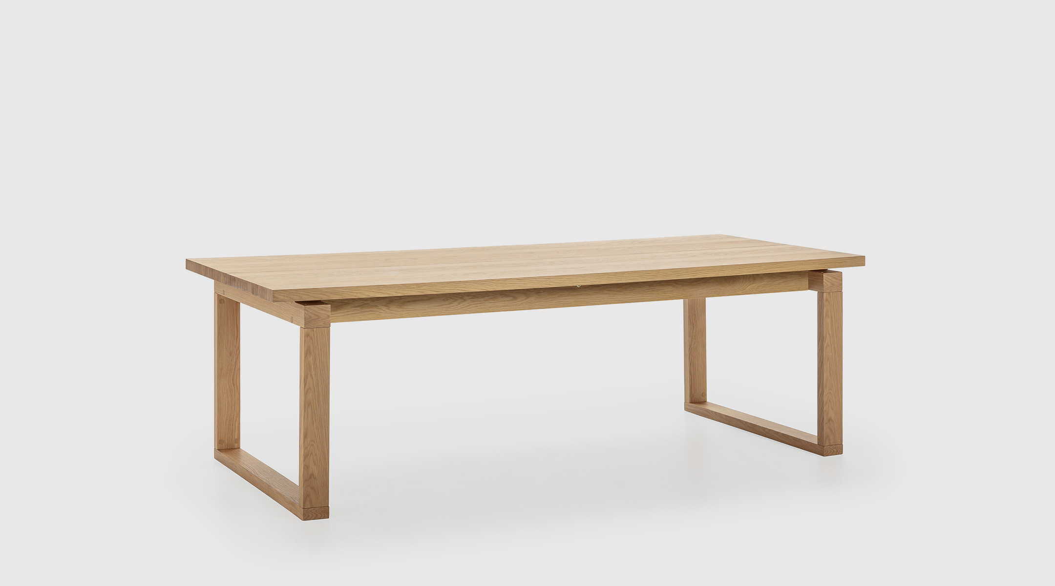 Mesa de comedor Savia de Mimma Gallery Mesa de comedor Savia de Mimma Gallery en acabado roble natural con patas en forma de U, diseño sobrio y atemporal de líneas rectas y gran estabilidad.