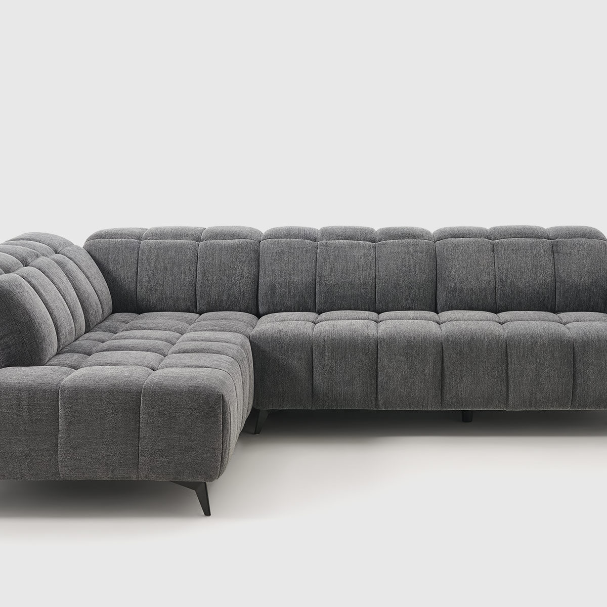 Sofá Galo rinconera con terminal abierto de 293 x 208 cm tapizado en tela Dark Grey, con respaldo alto y formas redondeadas