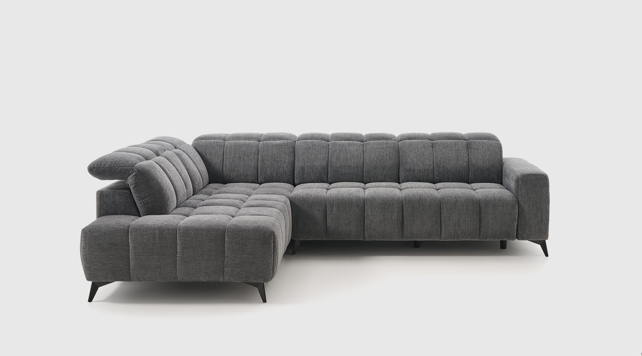 Sofá Galo rinconera con terminal abierto de 293 x 208 cm tapizado en tela Dark Grey, con respaldo alto y formas redondeadas