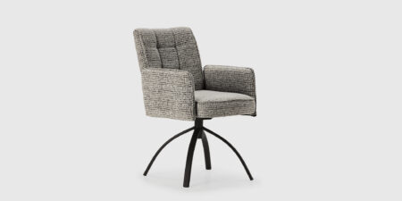 Silla giratoria Átika tapizada en tejido cálido con estructura metálica negra de Mimma Gallery, diseño envolvente y contemporáneo para comedor
