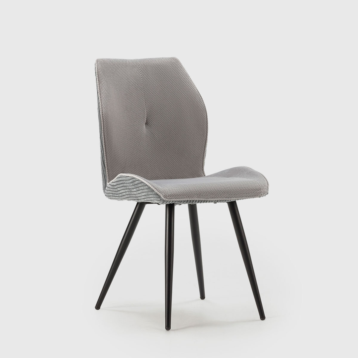 Silla Hera de Mimma Gallery con respaldo envolvente, tapizado suave y patas metálicas negras, disponible en gris claro