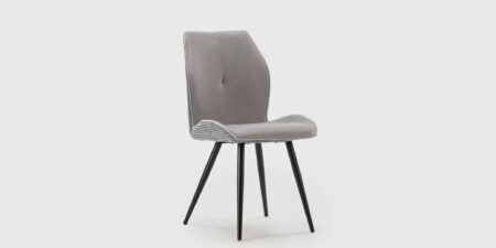 Silla Hera de Mimma Gallery con respaldo envolvente, tapizado suave y patas metálicas negras, disponible en gris claro
