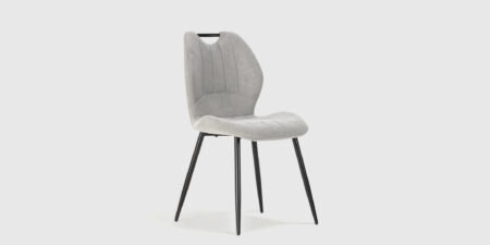 Silla Kairo de Mimma Gallery con respaldo curvado y costuras verticales, tapizado resistente de tacto suave y patas metálicas negras.
