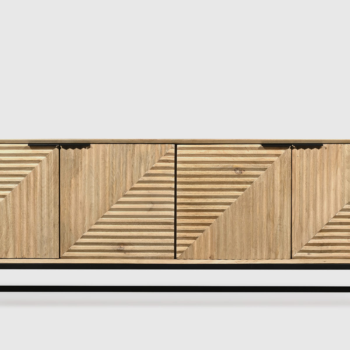 Aparador Trenza de madera de mango con puertas en relieve geométrico y patas metálicas negras