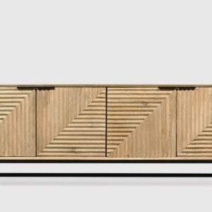 Aparador Trenza de madera de mango con puertas en relieve geométrico y patas metálicas negras