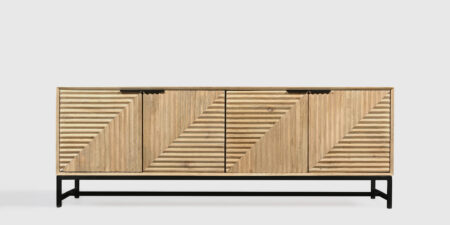 Aparador Trenza de madera de mango con puertas en relieve geométrico y patas metálicas negras